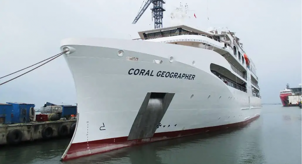 coral-geographer-is-delivered-to-coral-expeditions