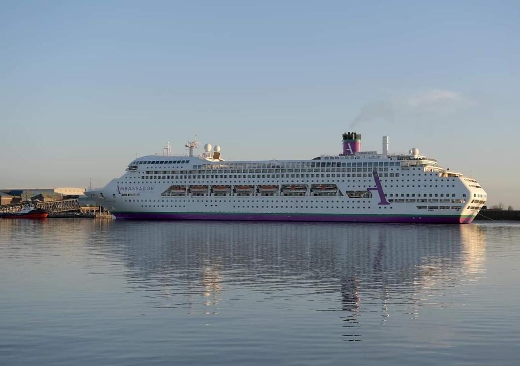 ambience-el-primer-barco-de-ambassador-cruise-line-zarpa