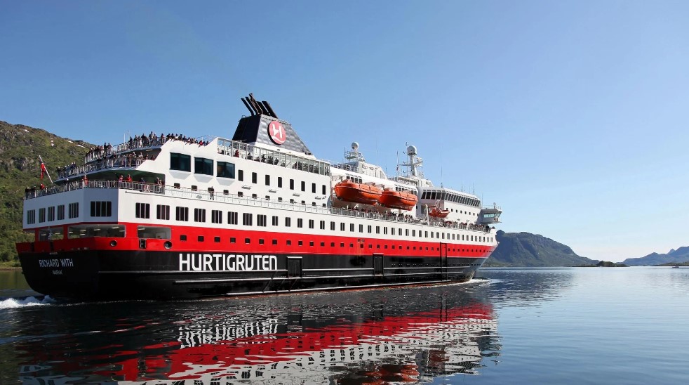 Hurtigruten lanza su primer barco híbrido con baterías