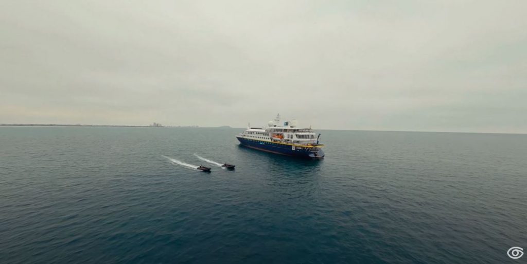 lindblad-expeditions-visite-en-drone-du-dernier-navire