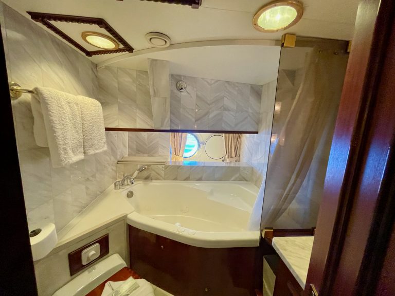 STAR CLIPPER OWNER'S SUITE WITH JACUZZI