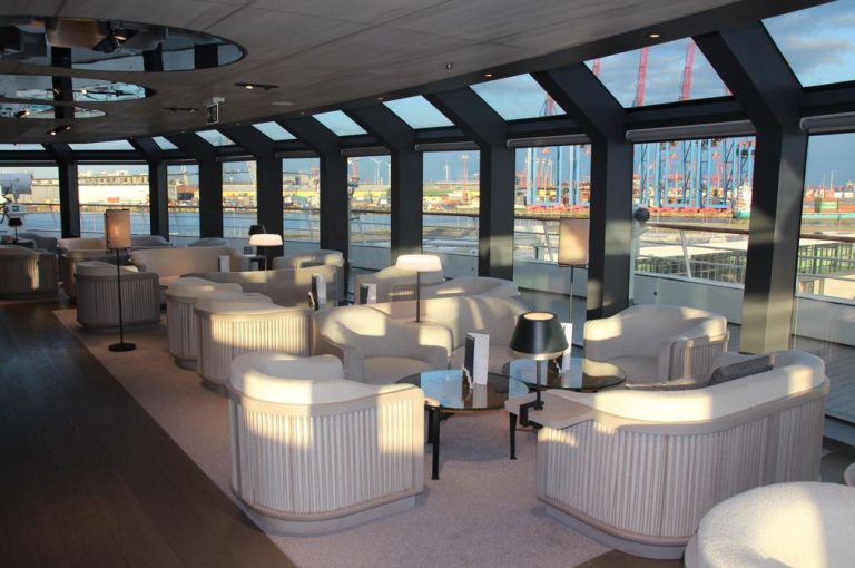 Le Commandant Charcot Panorama Lounge (2)