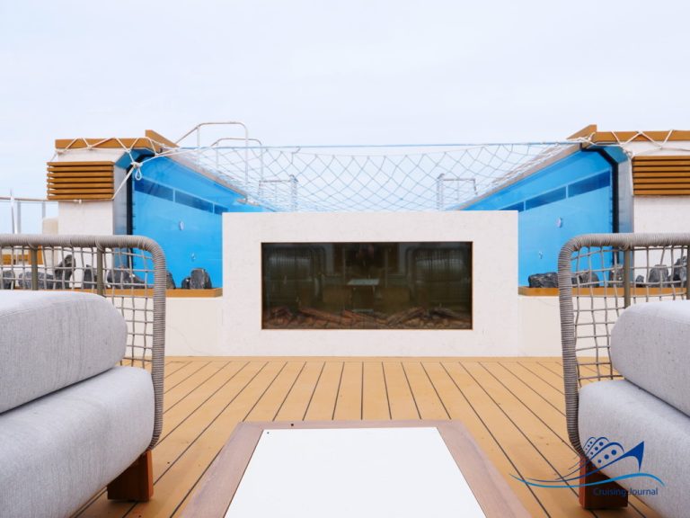 Ocean_Albatros_Leif_Den_Lykkelige_Pool_Deck_and_Bar