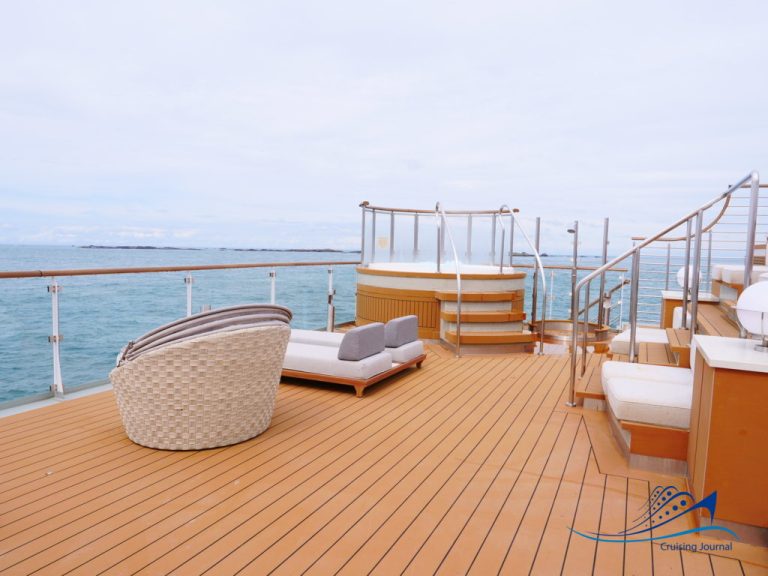 Ocean_Albatros_Leif_Den_Lykkelige_Pool_Deck_and_Bar