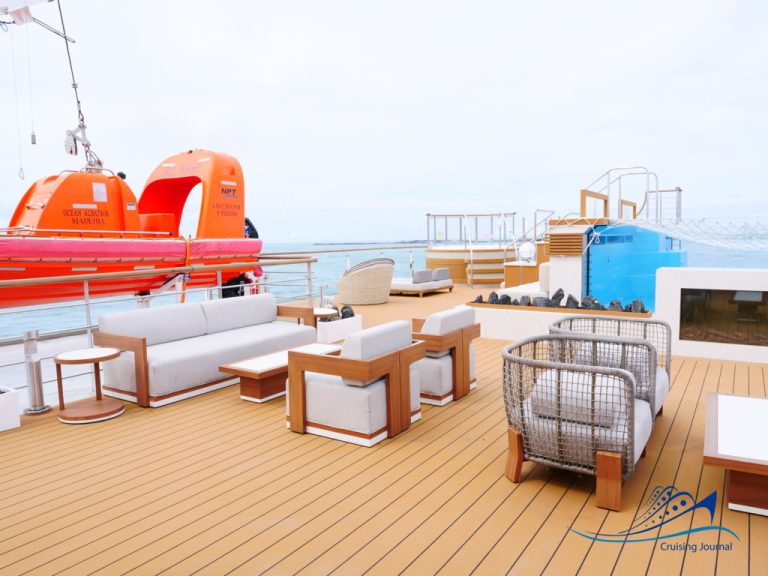 Ocean_Albatros_Leif_Den_Lykkelige_Pool_Deck_and_Bar