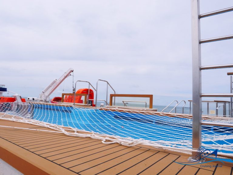 Ocean_Albatros_Leif_Den_Lykkelige_Pool_Deck_and_Bar