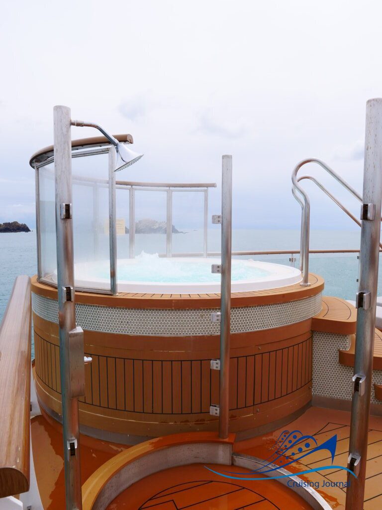 Ocean_Albatros_Leif_Den_Lykkelige_Pool_Deck_and_Bar