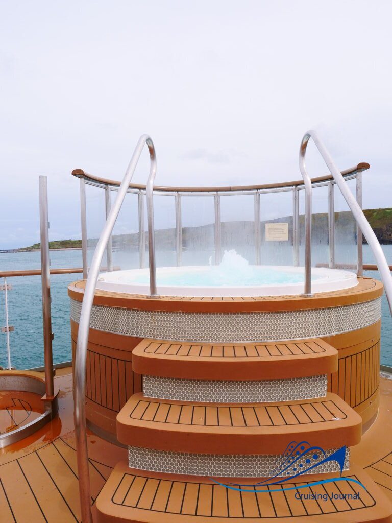 Ocean_Albatros_Leif_Den_Lykkelige_Pool_Deck_and_Bar