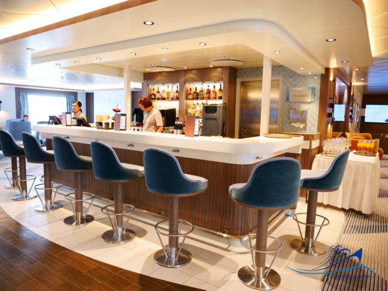 Ocean_Albatros_Roald_Amundsen_Lounge_Bar