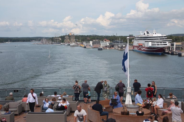 Viking_Glory_Sonnendeck_und_Viking_Grace