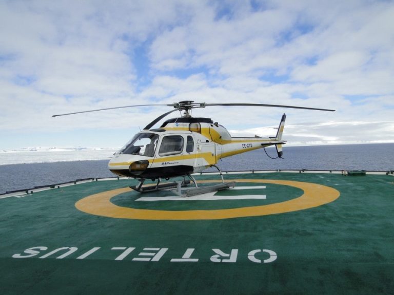 Heli on board Ortelius _ Hans Murre Copyright