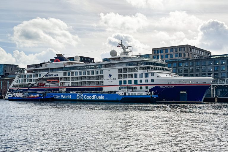 HANSEATIC spirit bezieht Landstrom am Hamburg Cruise Center Altona, Hapag-Lloyd Cruises.