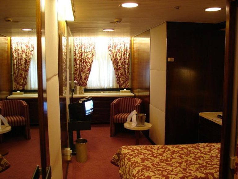 Qe2 Cabin