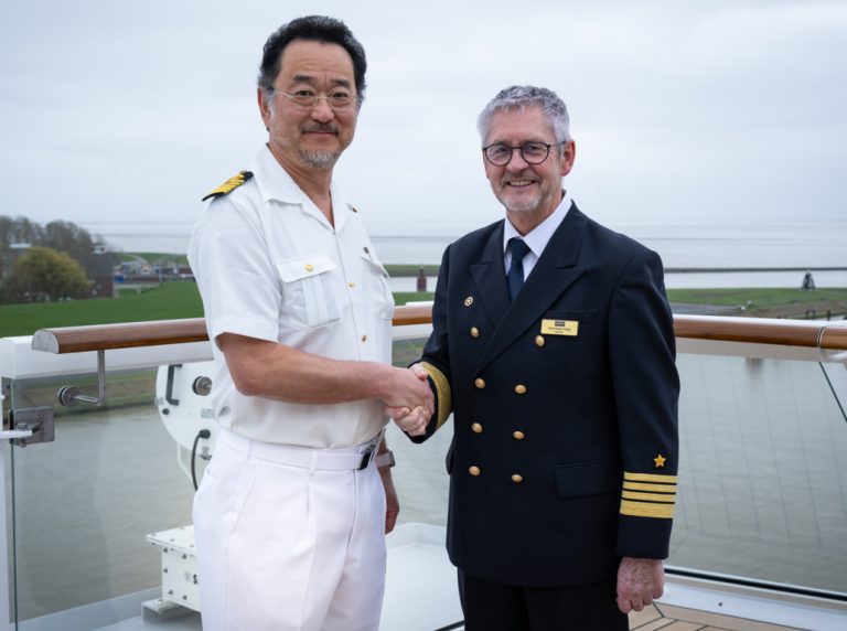 Shipyard captain Wolfgang Thos and the captain of ASUKA III at the handshake