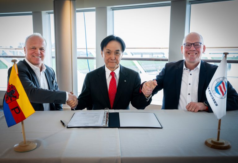 Signing of the documents and handover between the managing directors of the shipyard and the president of NYK Cruises