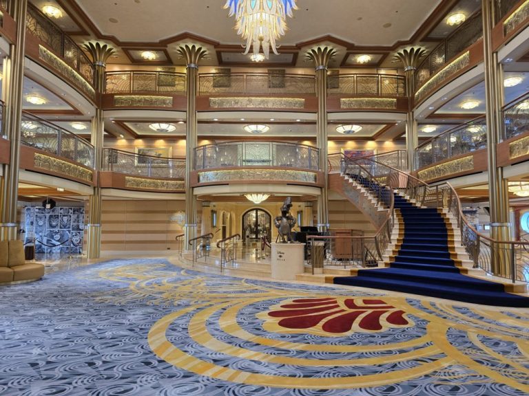Disney Dream s Lobby
