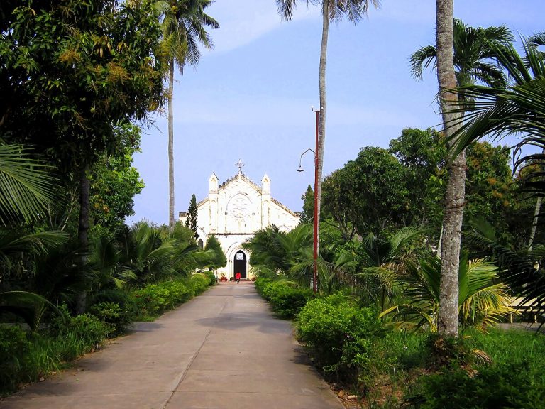 5. Nha tho Phan Xi Co Church, Gieng Island, Vietnam
