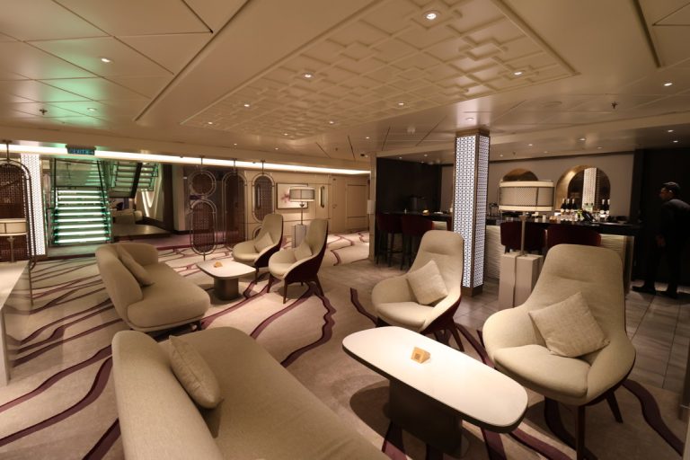 AROAYA Khuzama Lounge Bar for suite guests