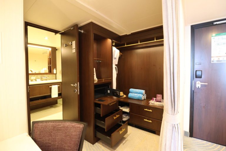 AROYA Walk-in Closet Superior Suite