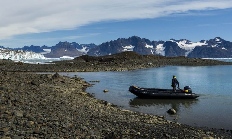 D03_Greenland_East-Greenland_Nansen-Fjord_zodiac_03_AE