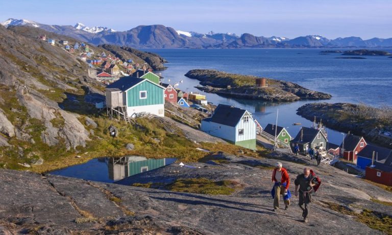 D12_Greenland_WestGreenland_Kangaamiut_ViewPoint_Guests_034_SR_0