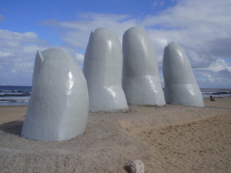 La_mano_de_Punta_del_Este