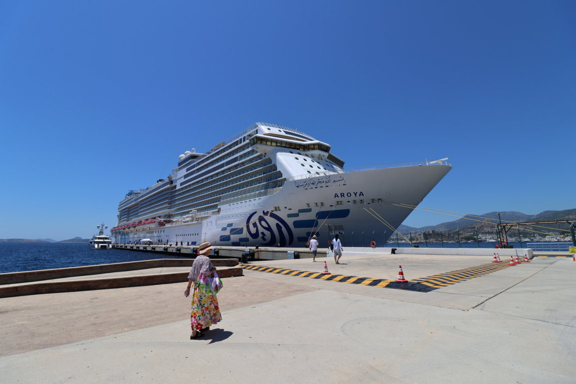 Atmósferas árabes en alta mar: a bordo con AROYA