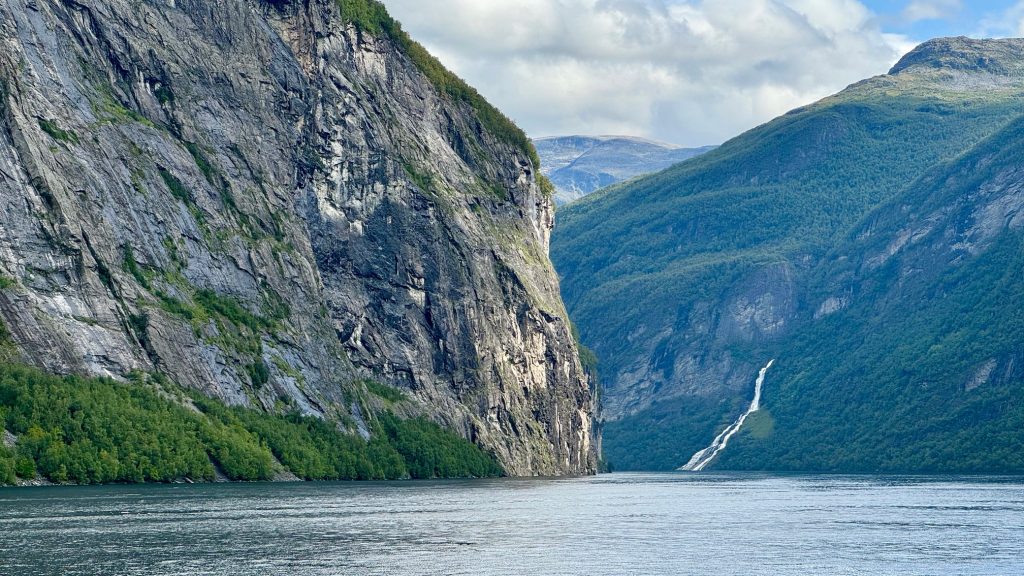 hellesylt-un-lugar-tranquilo-con-una-gran-cascada