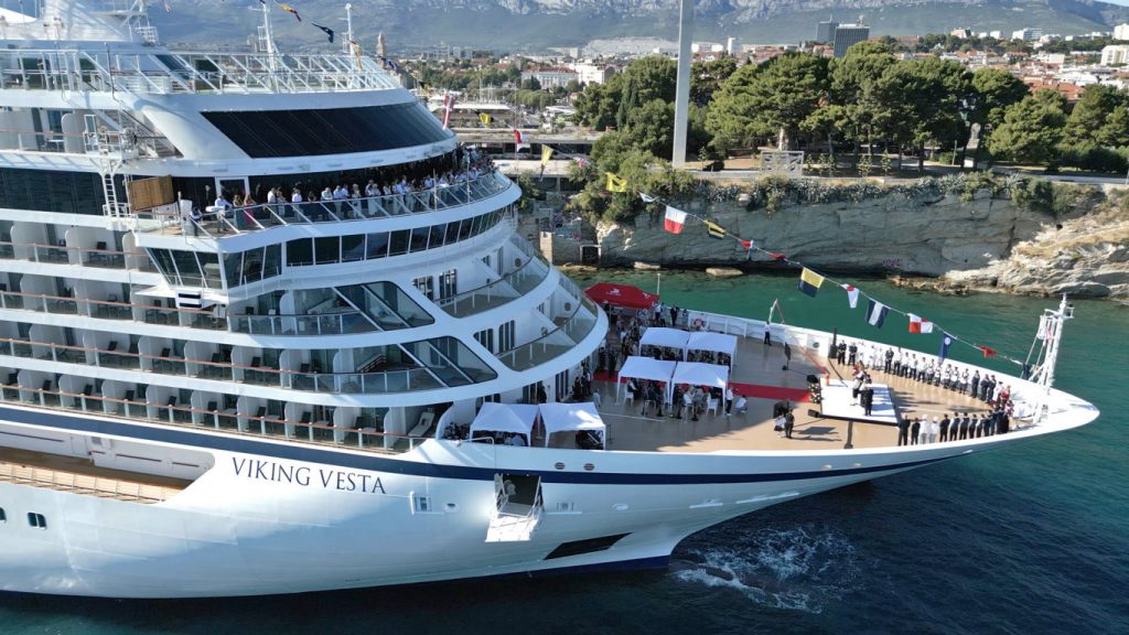 viking-battezza-la-nuova-nave-oceanica-viking-vesta