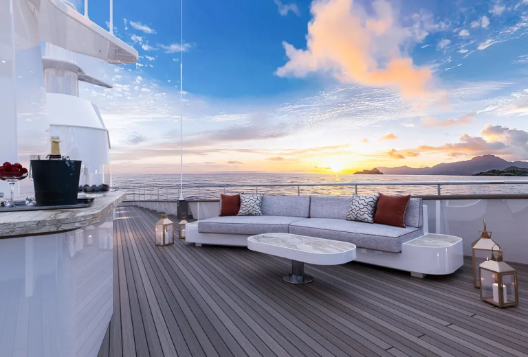 Sund deck lounge and bar