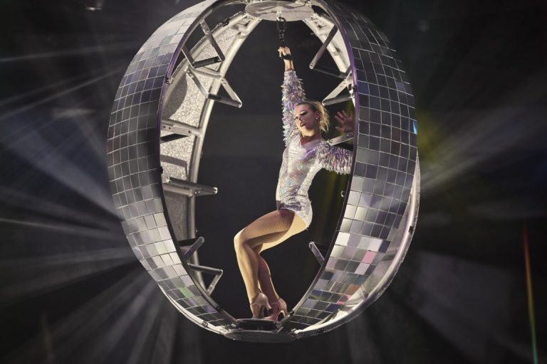 Entertainment_On_Celebrity_Xcel3_Theatre_Production_Show_2 Entertainment_On_Celebrity_Xcel3_Theatre_Production_Show_2