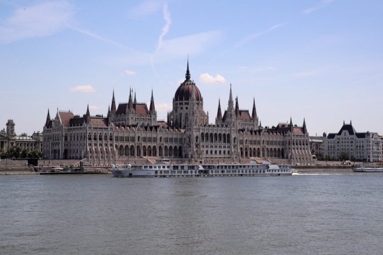 Riverside_Mozart_sailing_near_Budapest_Parliament