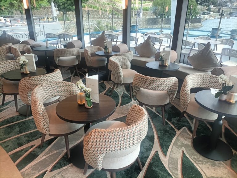 Riviera Rose - Bar lounge (1)
