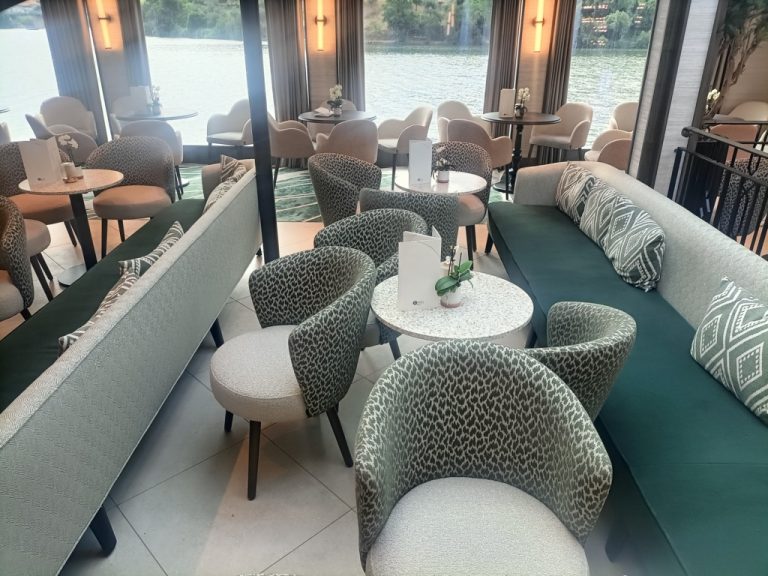 Riviera Rose - Bar lounge (1)