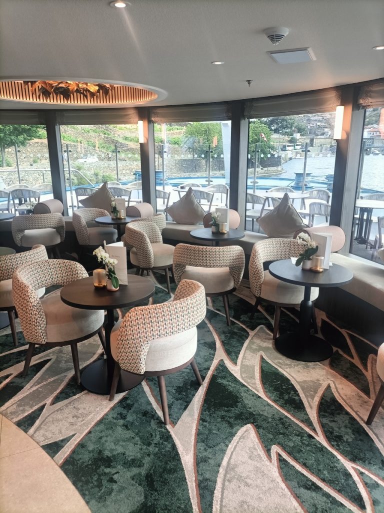 Riviera Rose - Bar lounge (1)