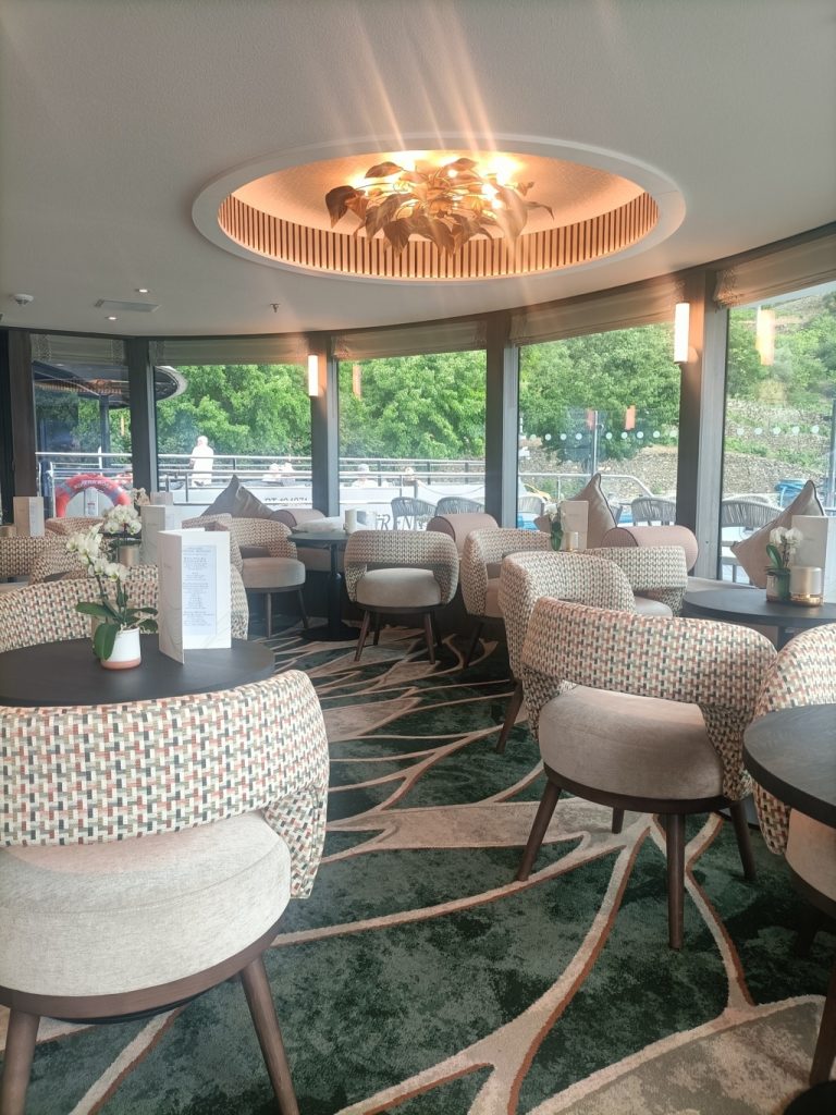 Riviera Rose - Bar lounge (1)