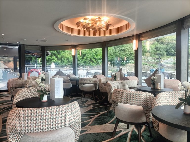 Riviera Rose - Bar lounge (1)