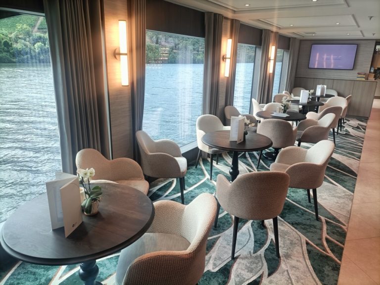 Riviera Rose - Bar lounge (1)