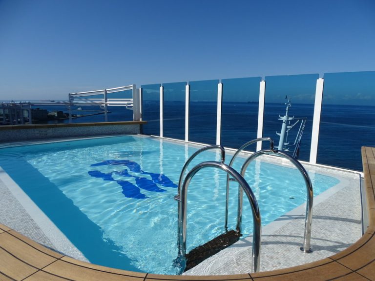 Sky_Princess_Wake_View_Pool