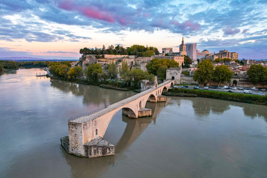 avignon-etape-pour-enrichir-un-voyage-sur-le-rhone
