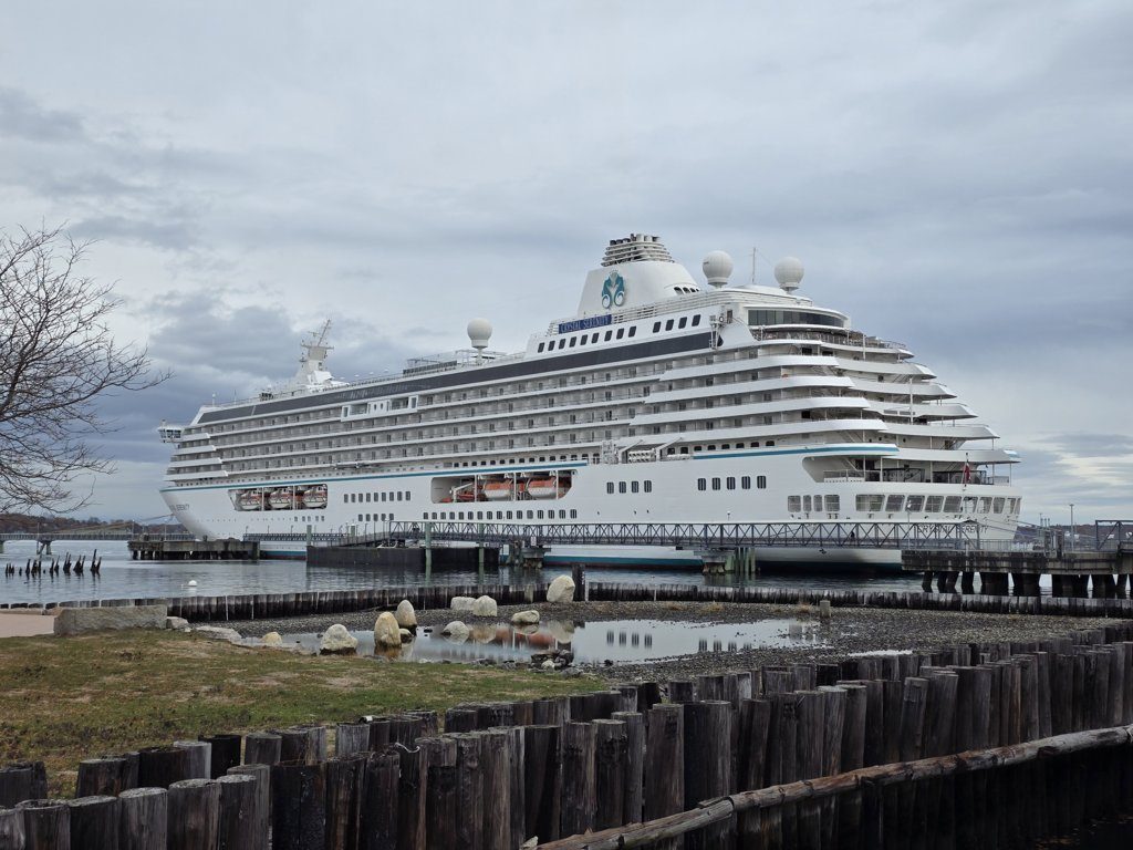 crystal-serenity-fra-new-england-canada-e-broadway
