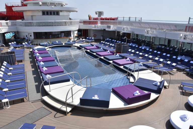 deck 15 - Pool