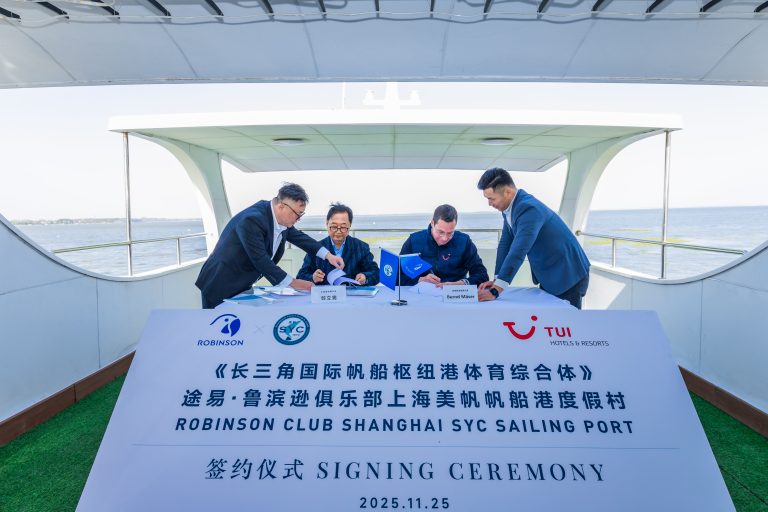 Signing Robinson in China_