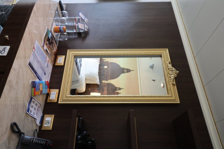 Cabin with Venetian Decors