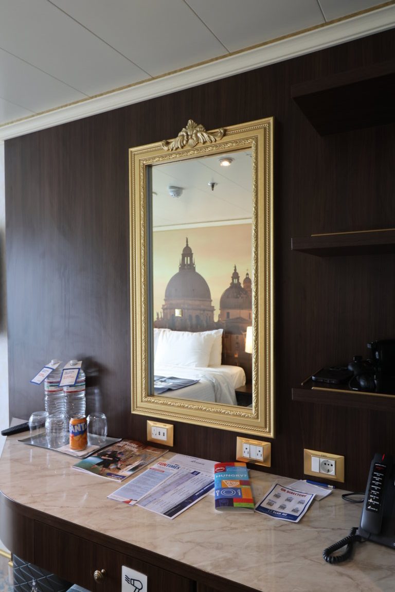 Cabin with Venetian Decors