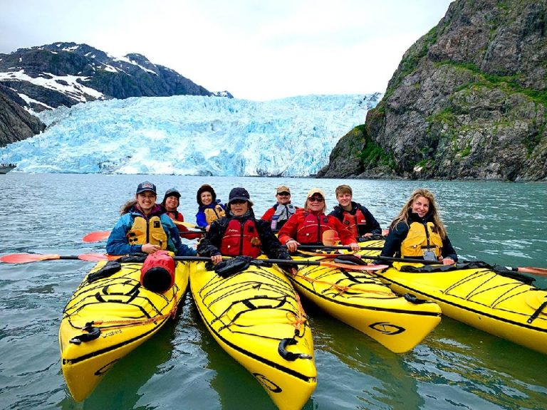 kayak-in-kenai-fjords-national-park