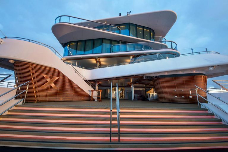 Celebrity_Flora_exterior_2