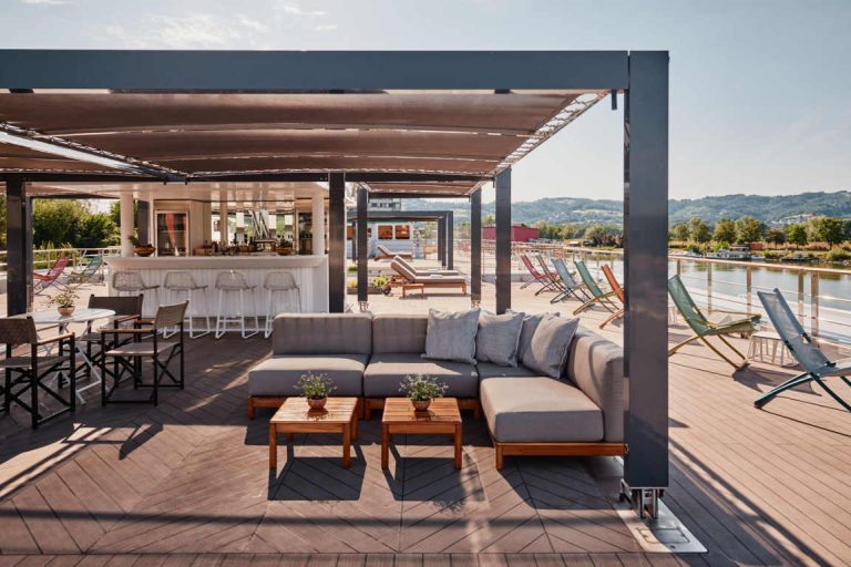 Riverside_Mozart_Vista_bar_and_Vista_grill (2)