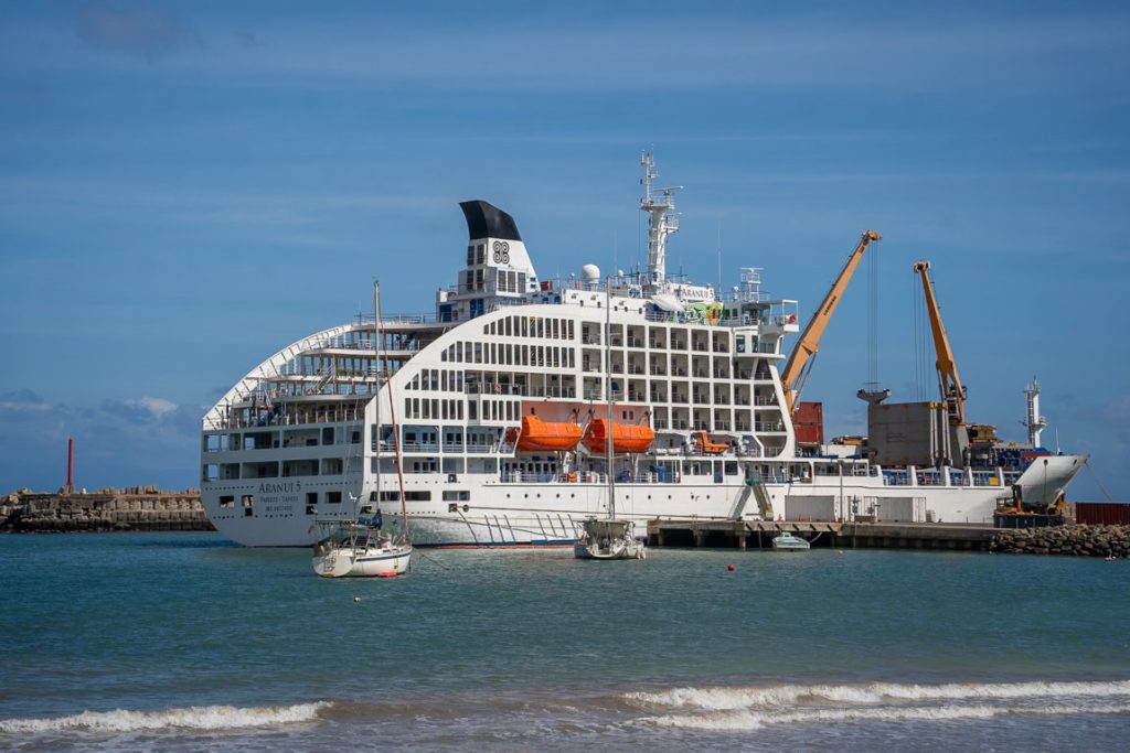 aranui-5-onde-o-guindaste-dita-o-ritmo