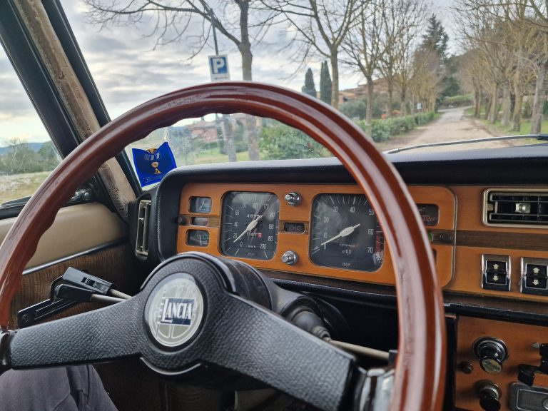 Steering wheel of the Lancia 2000